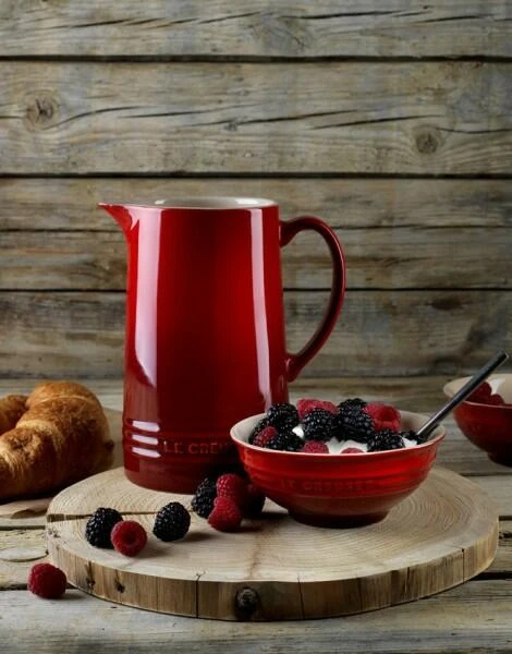 Le Creuset Saftkrug In Kirschrot – Bild 2