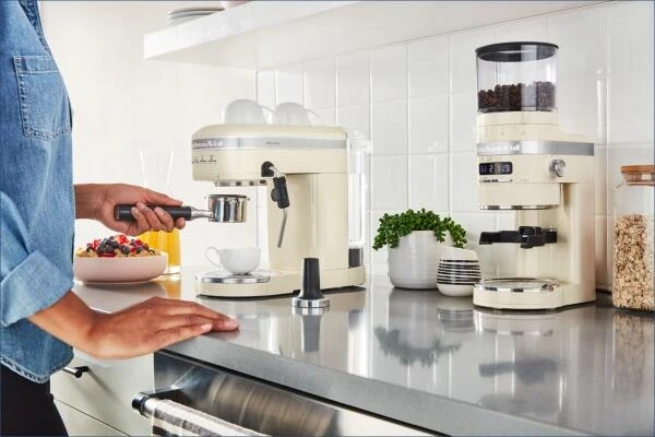 KitchenAid Halbautomatische Espressomaschine ARTISAN In Creme – Bild 9