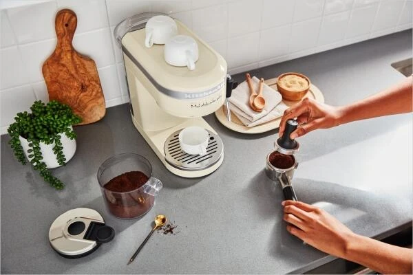 KitchenAid Halbautomatische Espressomaschine ARTISAN In Creme – Bild 6