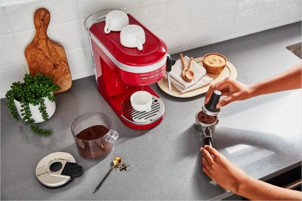 KitchenAid Halbautomatische Espressomaschine ARTISAN In Empire Rot – Bild 6