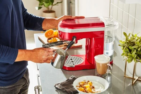 KitchenAid Halbautomatische Espressomaschine ARTISAN In Liebesapfelrot – Bild 7